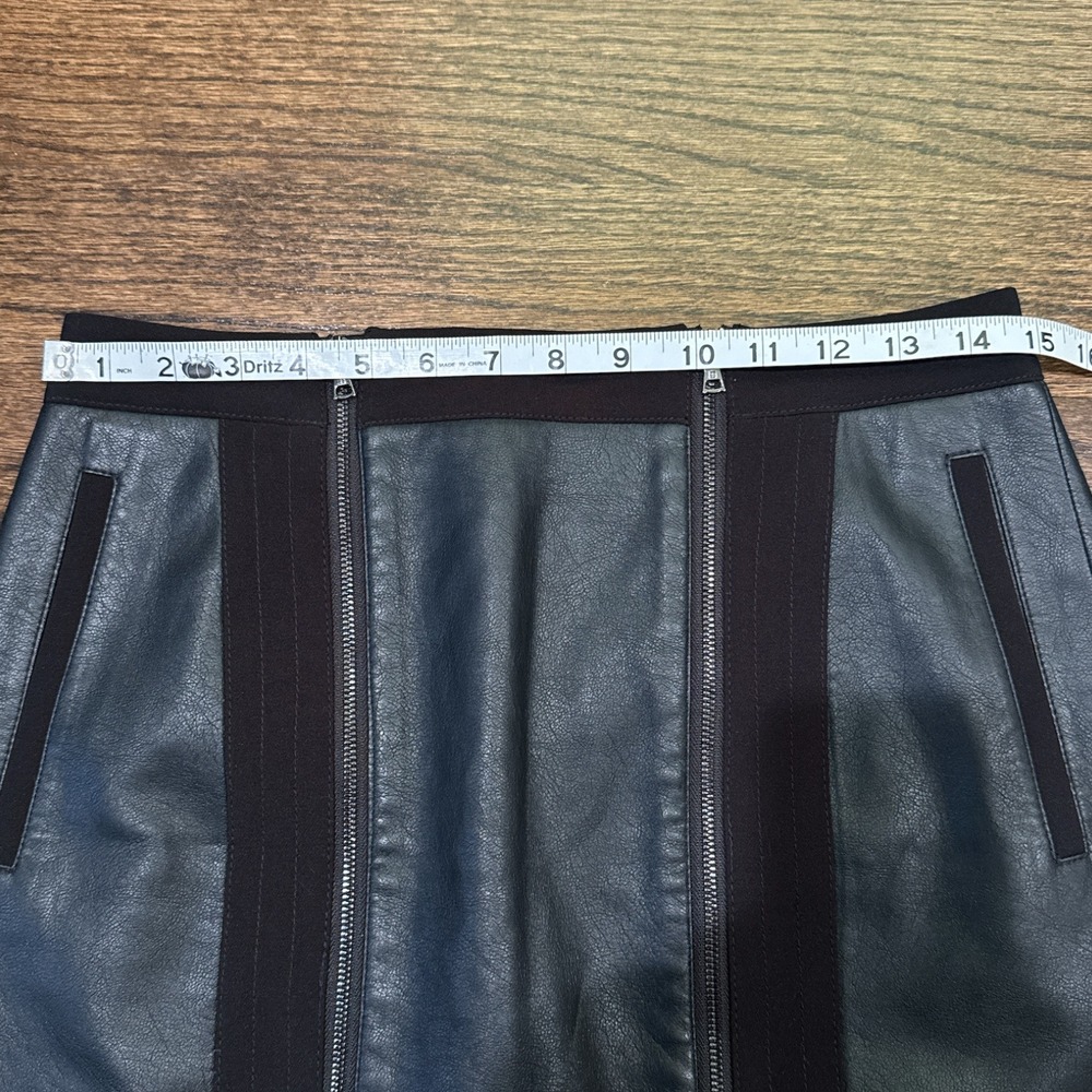 BCBGMAXAZRIA Women's Small Black Faux Leather Mini Skirt with Zippers & Pockets - Picture 4 of 7